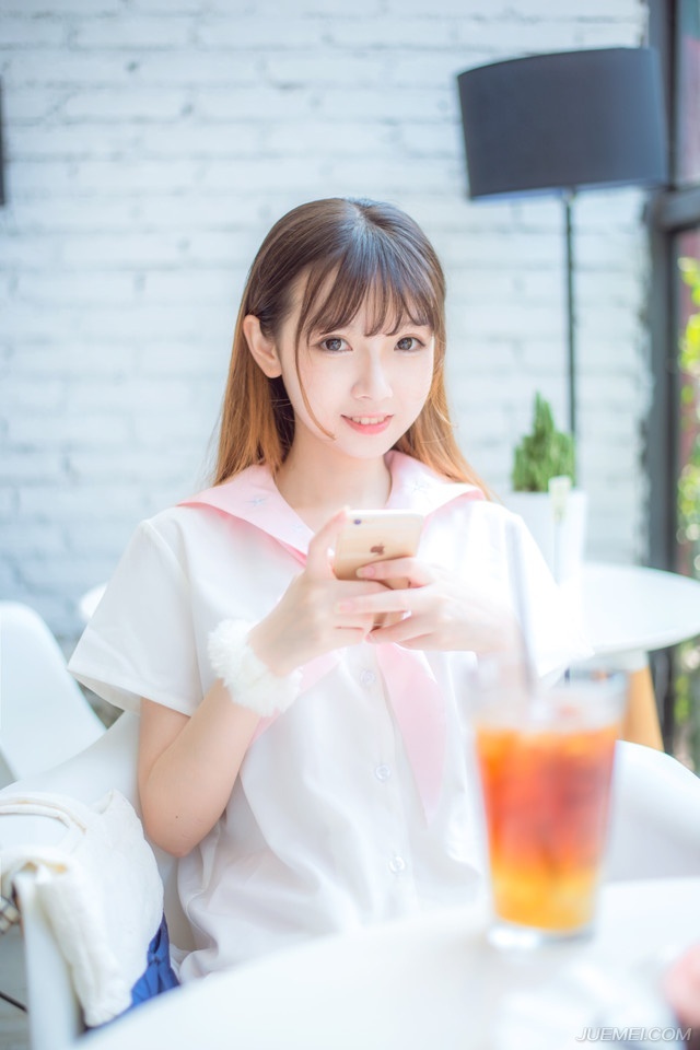 非要现实给你一巴掌才知道社会的虚伪，非要朋友背后捅你一刀才知道人心可畏。